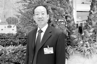 圖為全國人大代表、廣西壯族自治區(qū)林業(yè)廳廳長、黨組書記陳秋華。